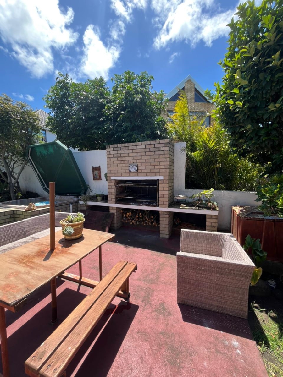 3 Bedroom Property for Sale in Cove Rock Eastern Cape